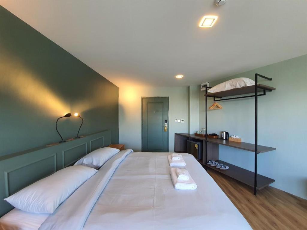 Eco Cozy Beachfront Resort Chaam Hua Hin Bagian luar foto