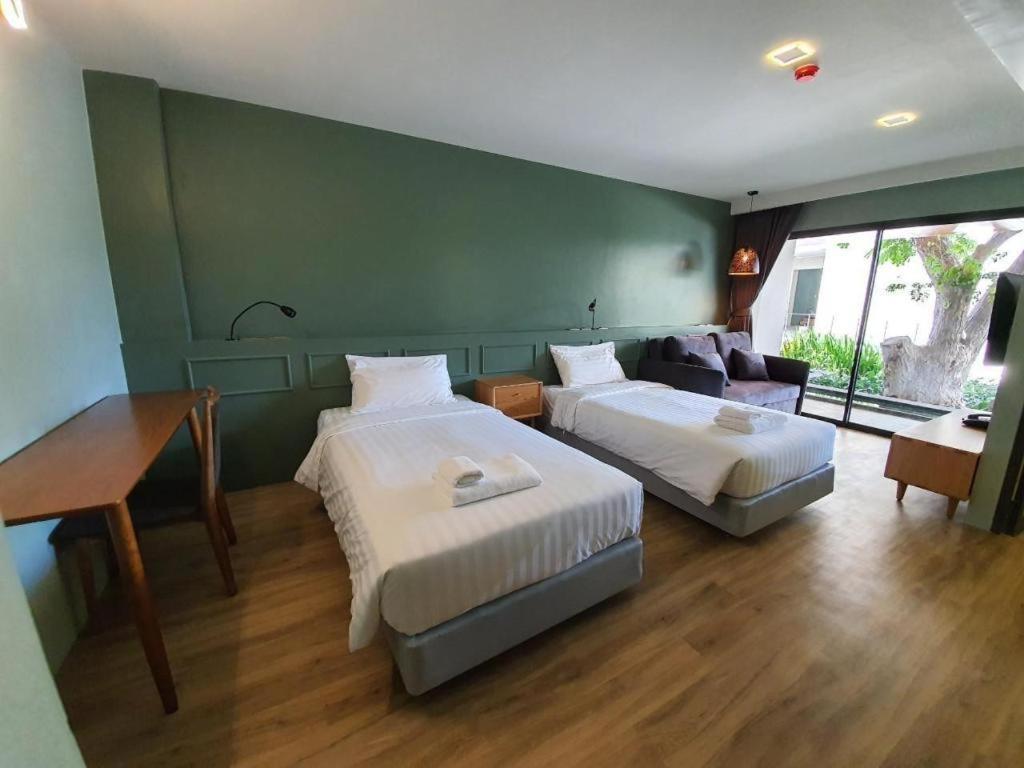 Eco Cozy Beachfront Resort Chaam Hua Hin Bagian luar foto