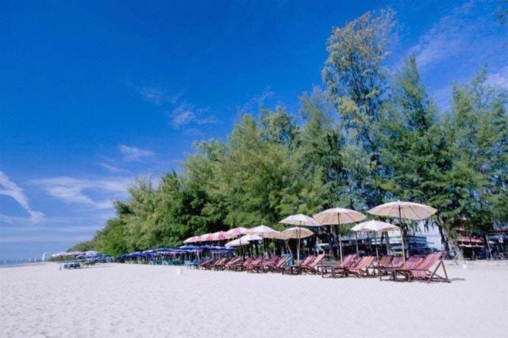 Eco Cozy Beachfront Resort Chaam Hua Hin Bagian luar foto